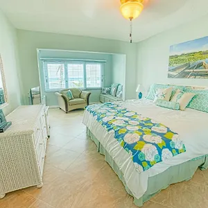 Gorgeous Ocean Views! Welcome To Bella Breeze! Beachfront 2br 2ba Sion Farm